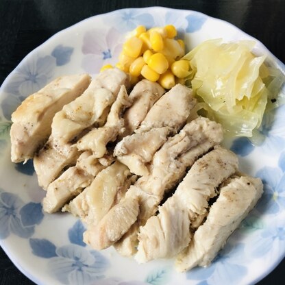 レシピを参考に鶏肉を柔らかくしっとりとした感じに焼くことができました。
塩味とレモンでさっぱりとしていて美味しかったです。